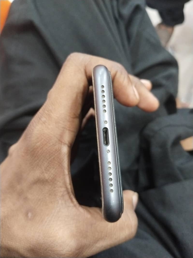 Apple iPhone 11 4