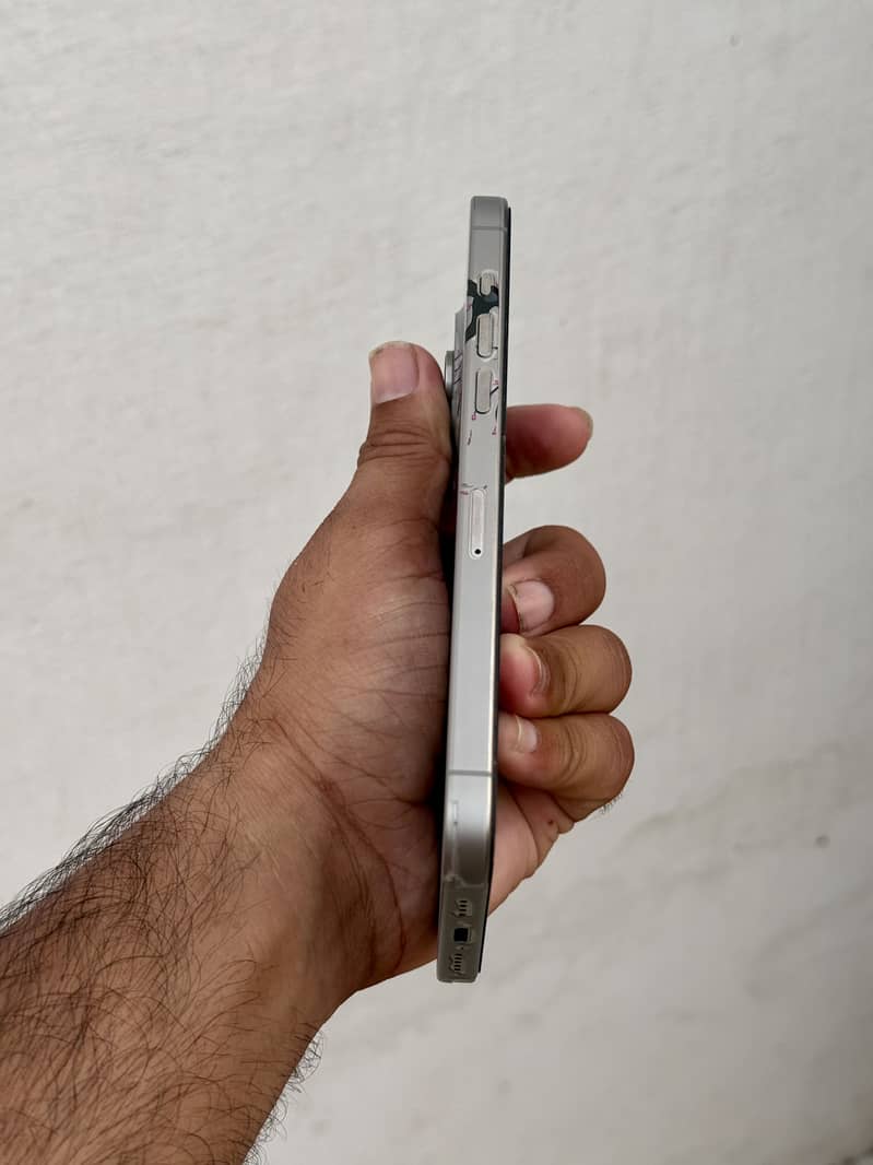 Apple iPhone 15 Pro Max 4