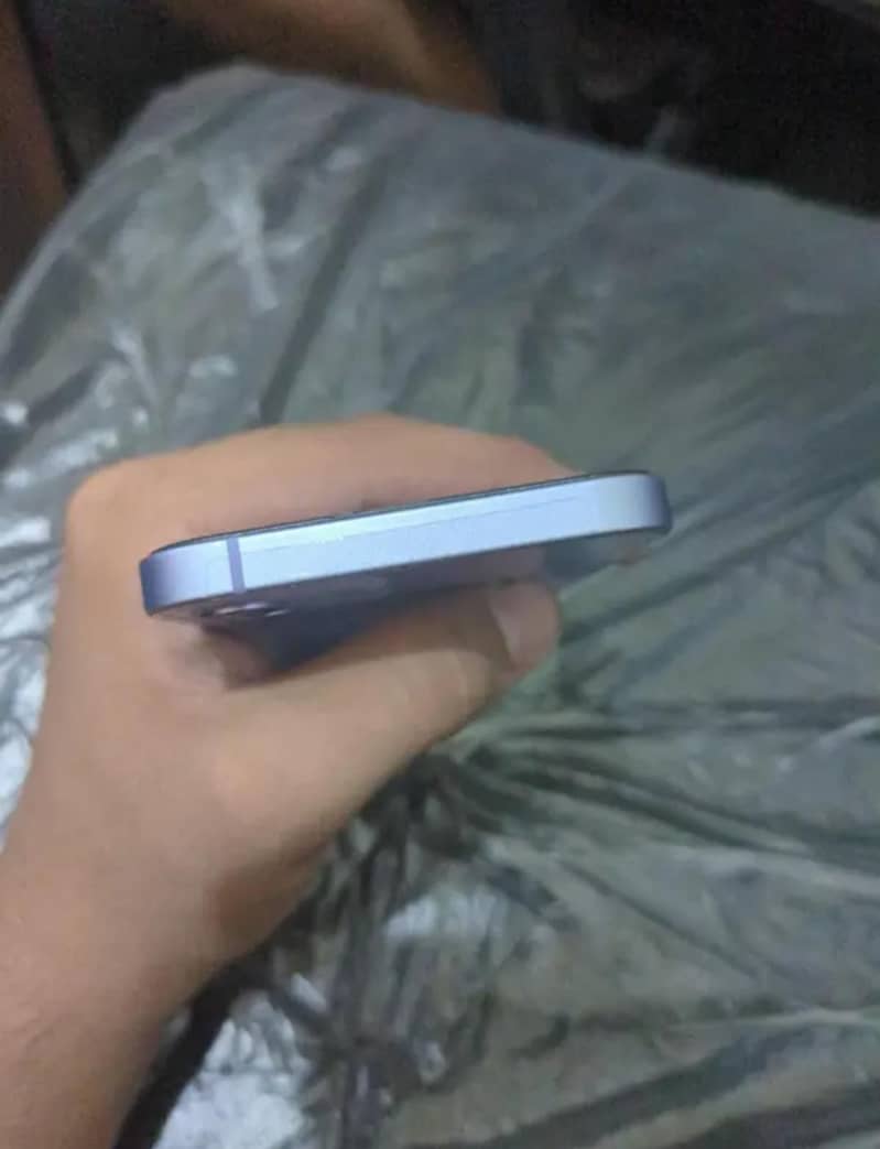 Apple iPhone 12 4