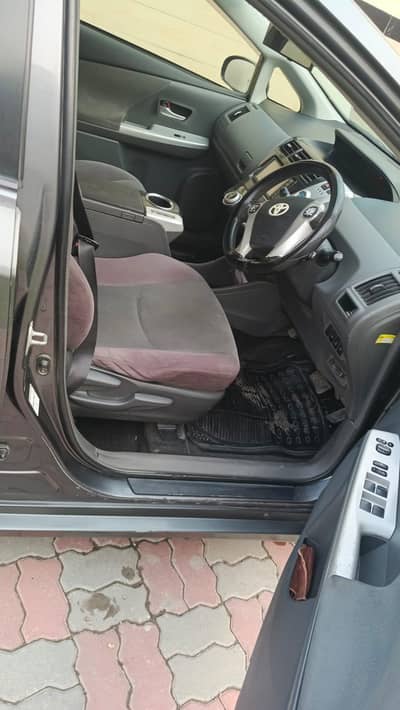 Toyota Prius Alpha 2012