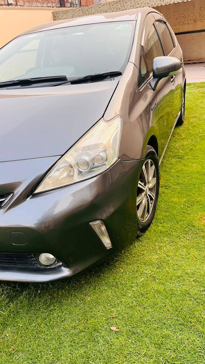 Toyota Prius Alpha 2012 3