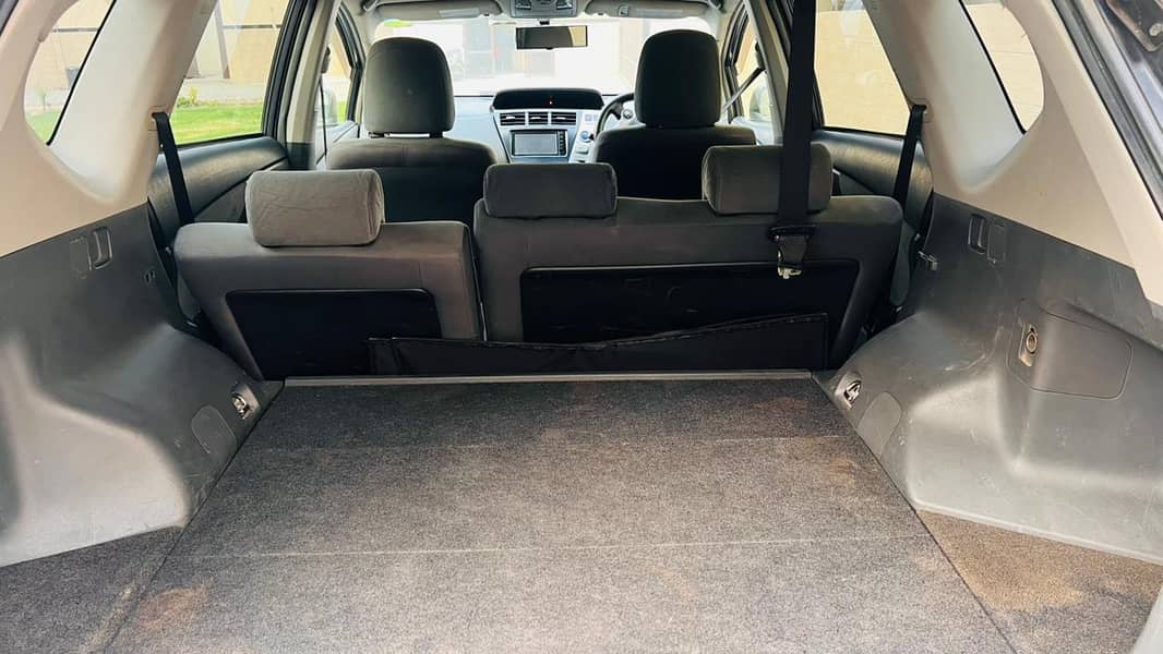Toyota Prius Alpha 2012 5