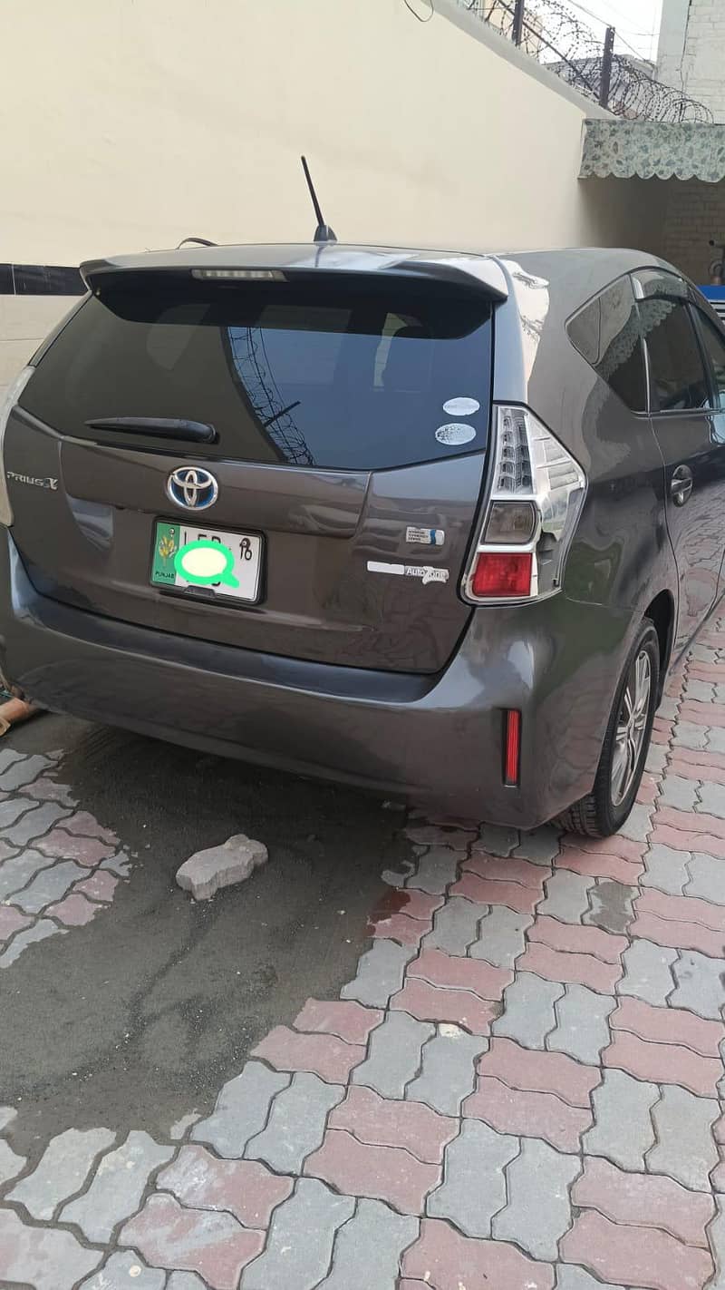 Toyota Prius Alpha 2012 6