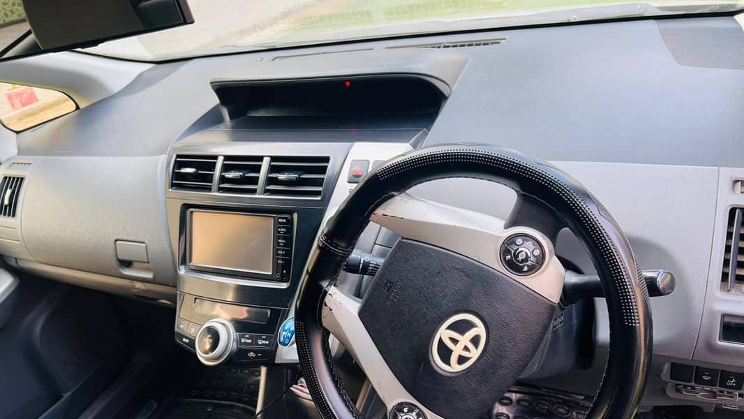 Toyota Prius Alpha 2012 7
