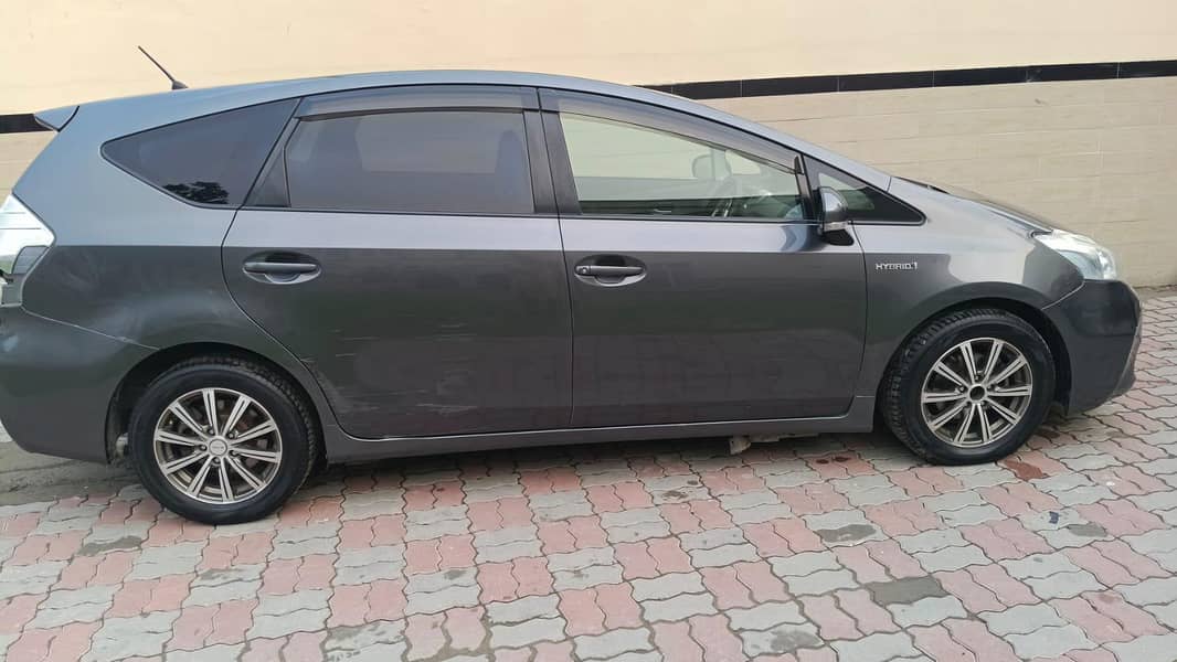 Toyota Prius Alpha 2012 9