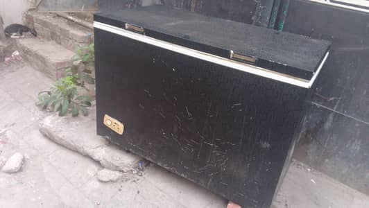 Deep freezer for freezing