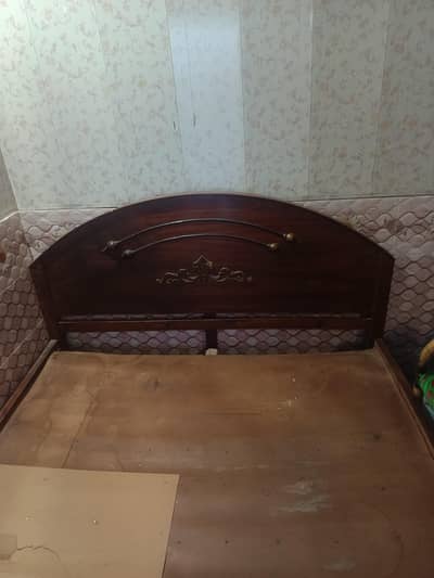 5 feet wooden double bed