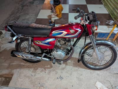 honda 125 red  2nd owner bike Karachi number