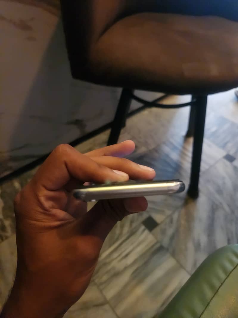 Apple iPhone X 4