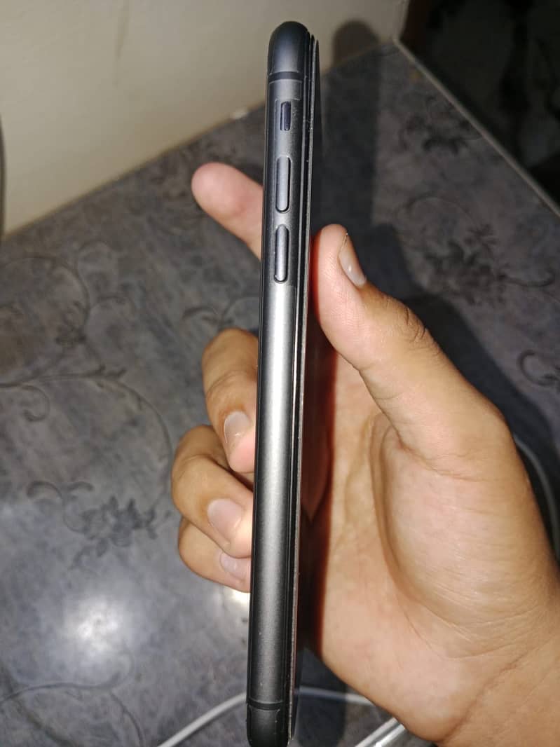 Apple iPhone 11 4