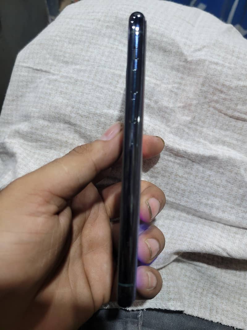 Apple iPhone 11 Pro 4