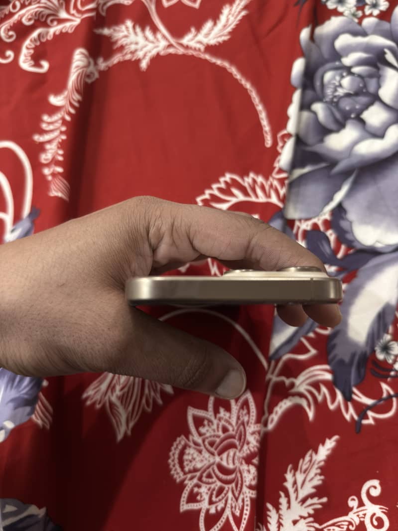 Apple iPhone 16 Pro Max 1