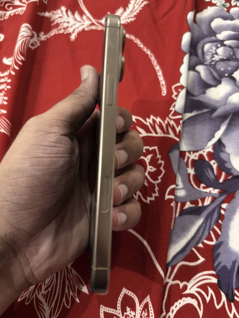 Apple iPhone 16 Pro Max 2