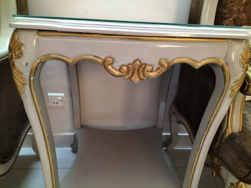 Two sofa chairs with center table 0