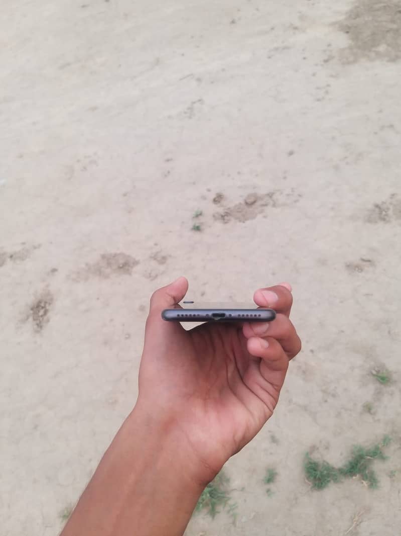 Apple iPhone 8 1