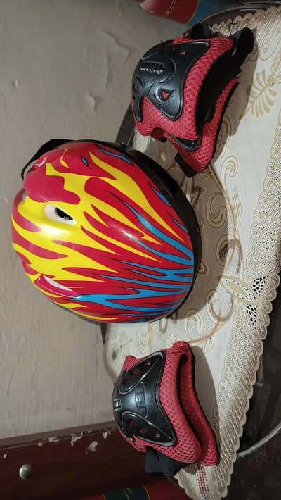 Brand new head gear and 4 knees cover in resenable price