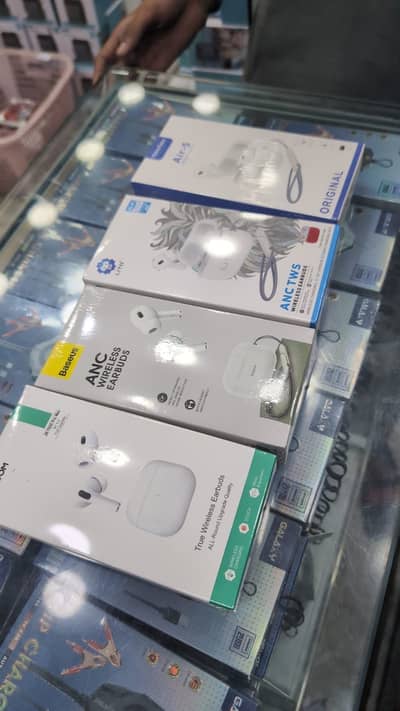 Box pack airbuds with cover