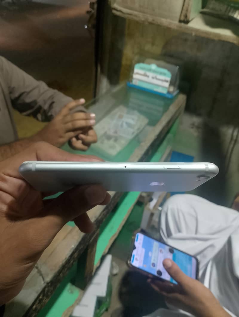 Apple iPhone 7 3