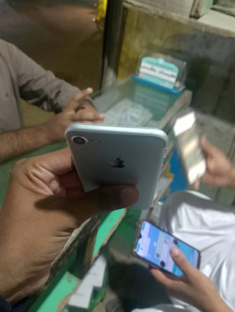 Apple iPhone 7 4