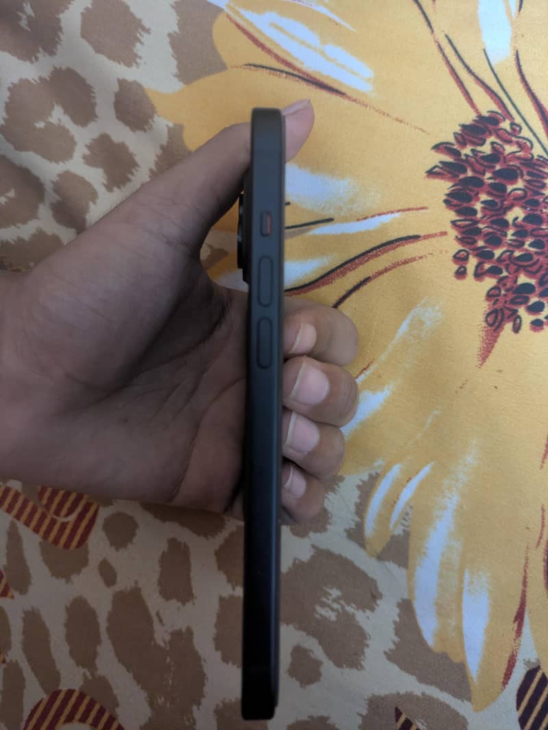Apple iPhone 15 4