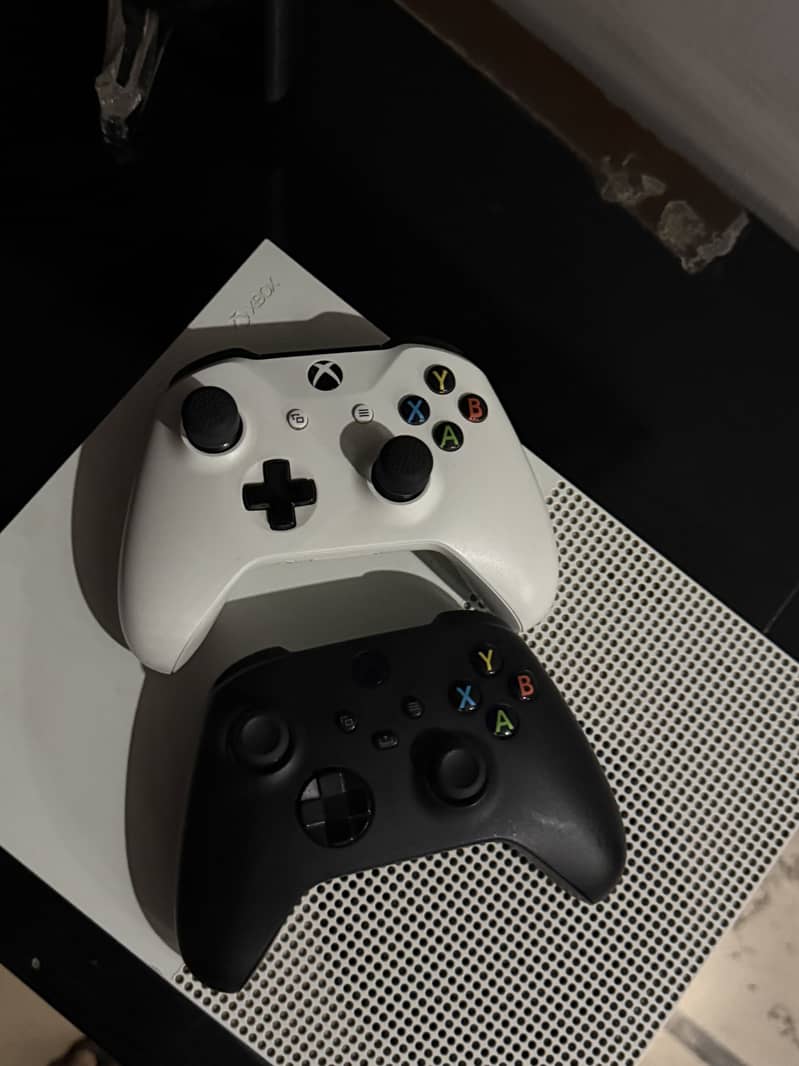 Xbox One S 1 tb with extra controller 0