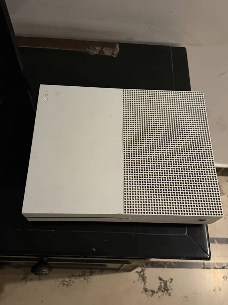 Xbox One S 1 tb with extra controller 1