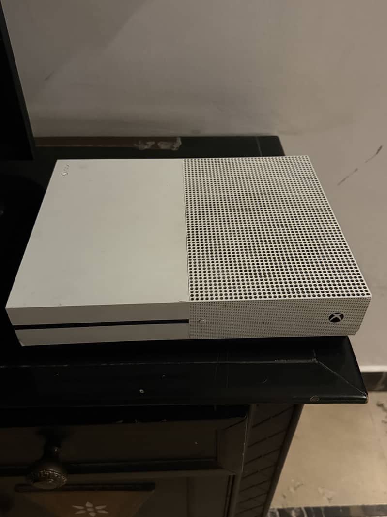 Xbox One S 1 tb with extra controller 2