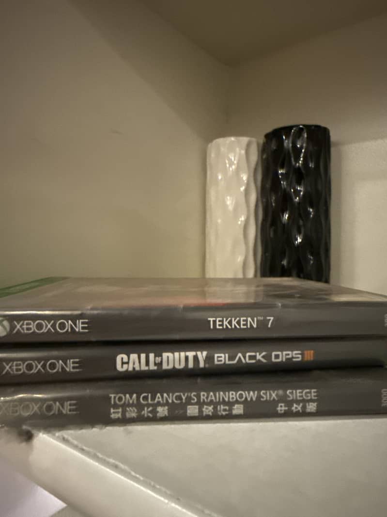 Xbox One S 1 tb with extra controller 3