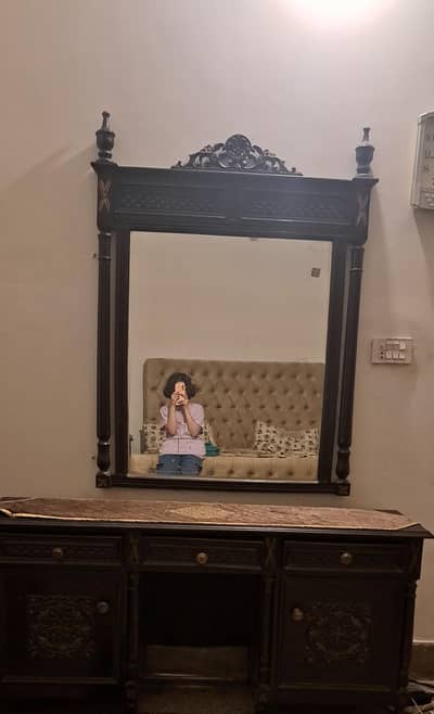 Wooden dressing table with mirror