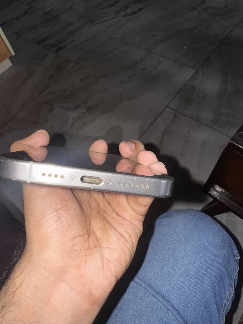 iPhone 15 Pro Max 4