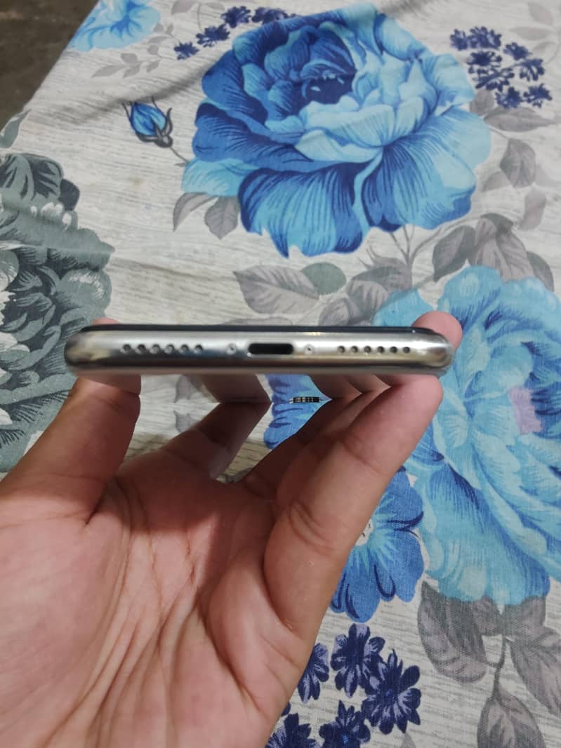 Apple iPhone X 4