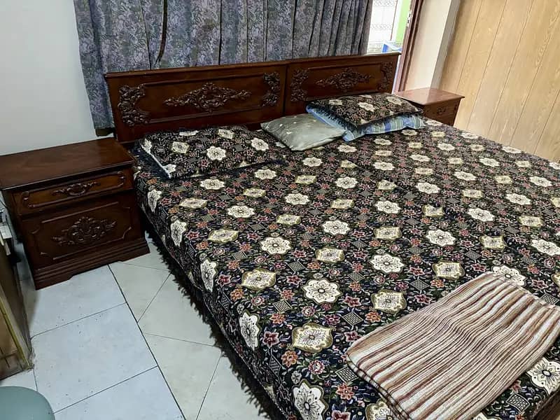 SOLID WOOD TWO SINGLE BEDS WITH TWO NIGHTSTANDS 2