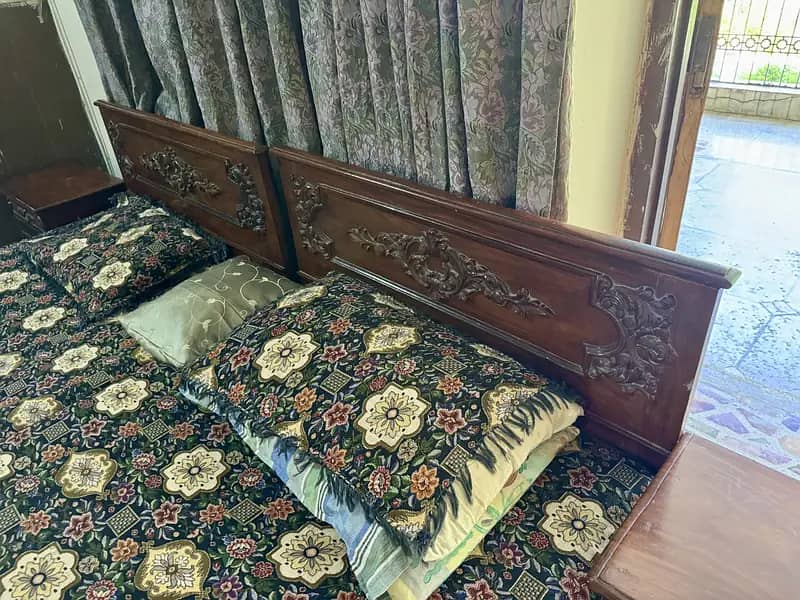 SOLID WOOD TWO SINGLE BEDS WITH TWO NIGHTSTANDS 4