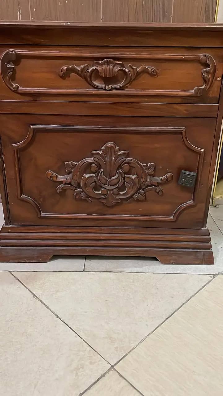 SOLID WOOD TWO SINGLE BEDS WITH TWO NIGHTSTANDS 8