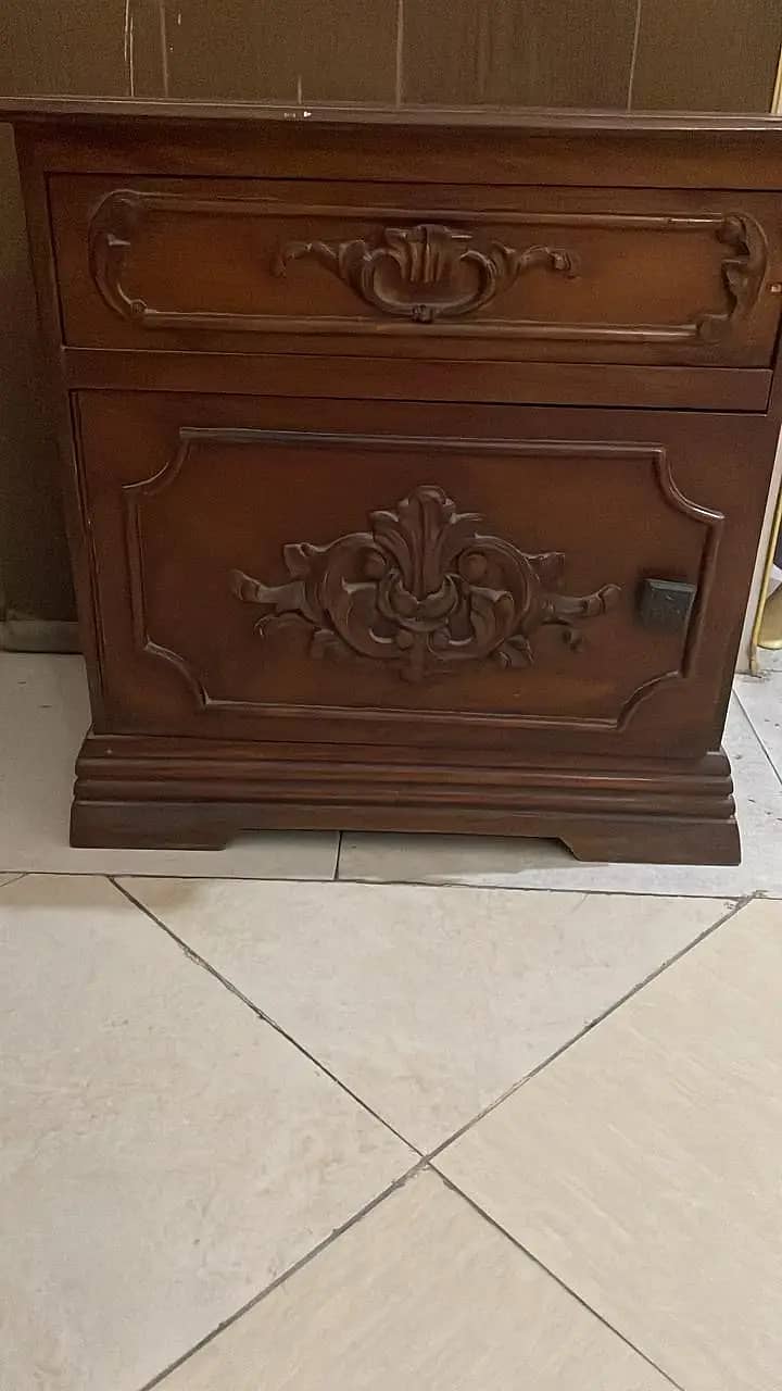 SOLID WOOD TWO SINGLE BEDS WITH TWO NIGHTSTANDS 10