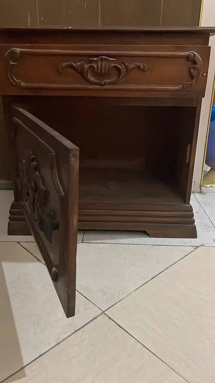 SOLID WOOD TWO SINGLE BEDS WITH TWO NIGHTSTANDS 11