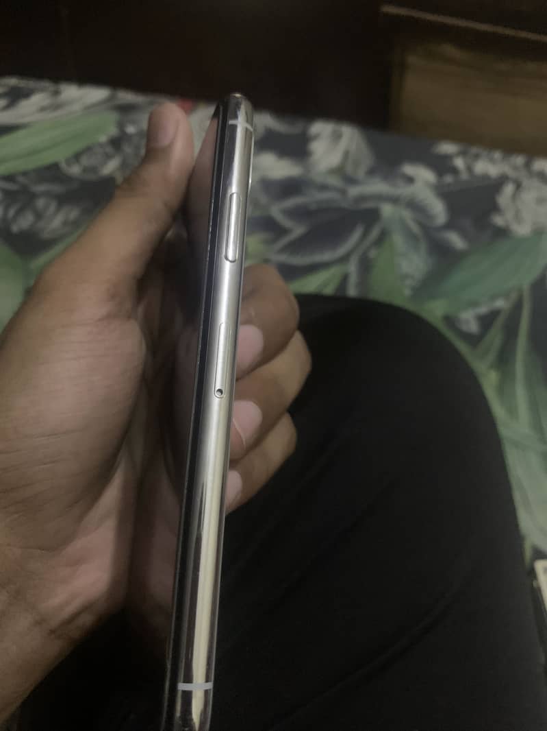 Apple iPhone X 4