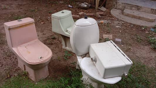 old used toilets and bathroom toilets in throw away price.