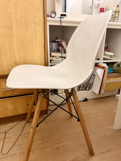 White desk chair