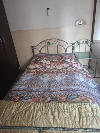 Iron rod bed with single side table