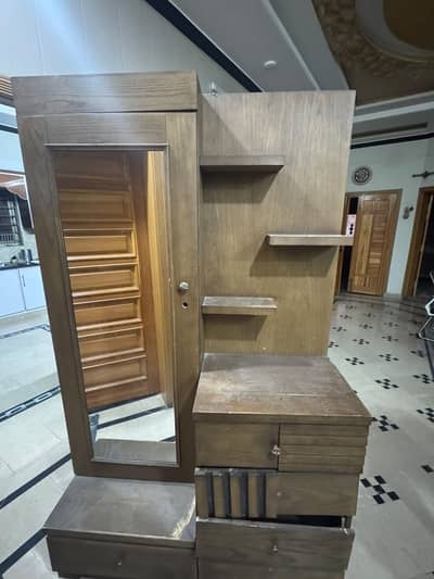 King size bed billul theek hai bas bed ka iek plank tuta hua hai
