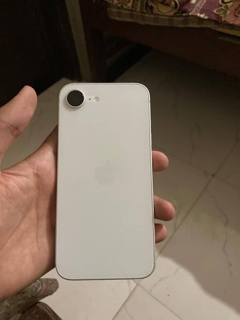 Apple iPhone 16e 3