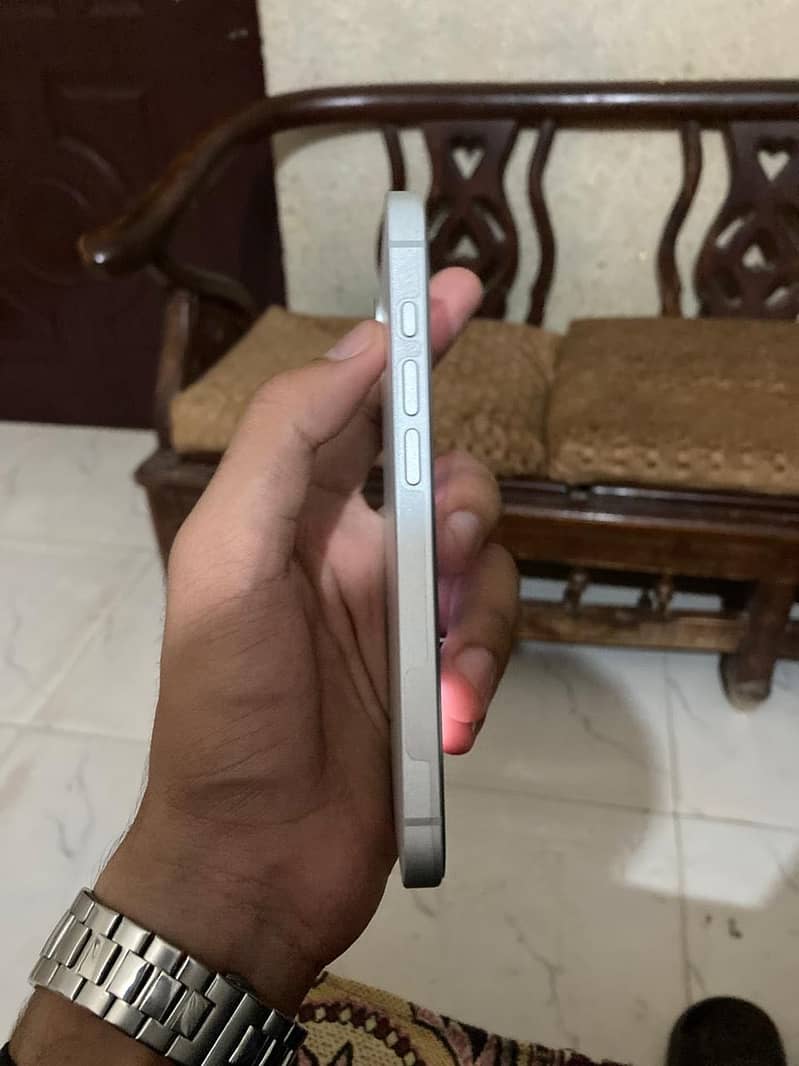Apple iPhone 16e 4