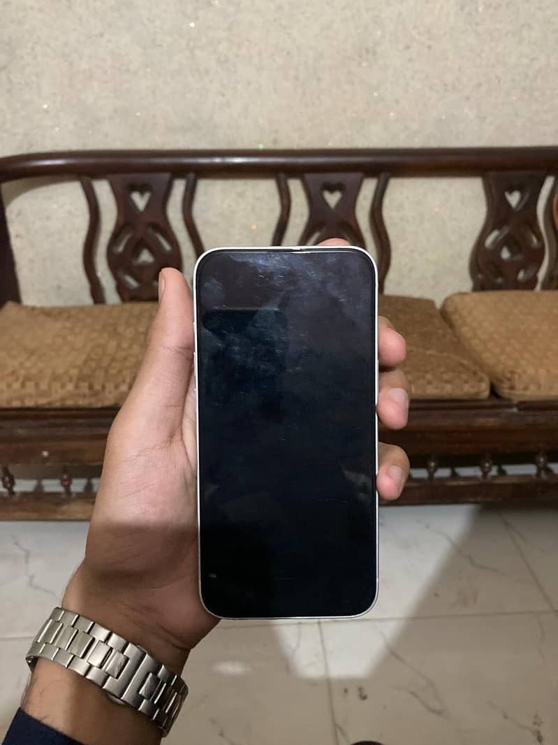Apple iPhone 16e 5