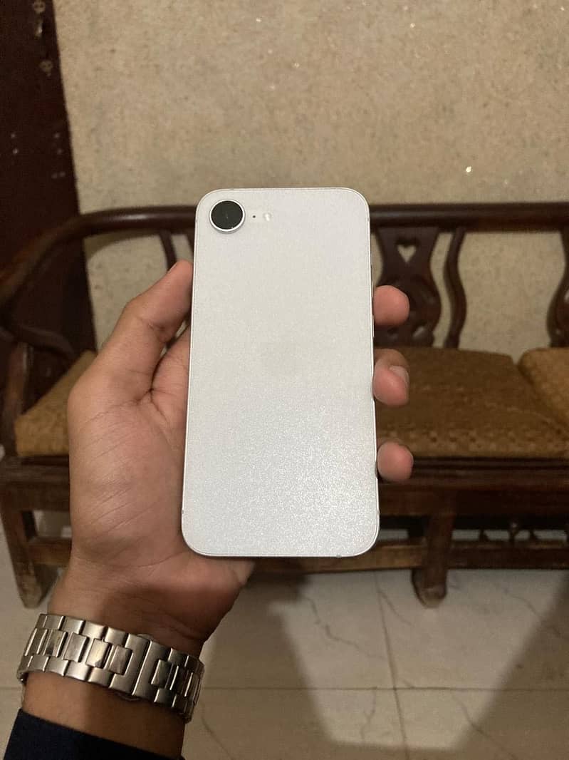 Apple iPhone 16e 6