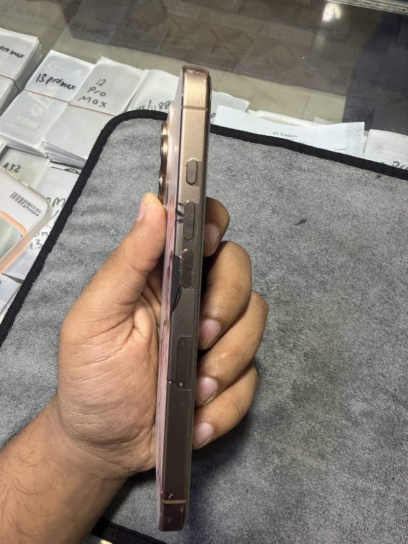 Apple iPhone 16 Pro 1