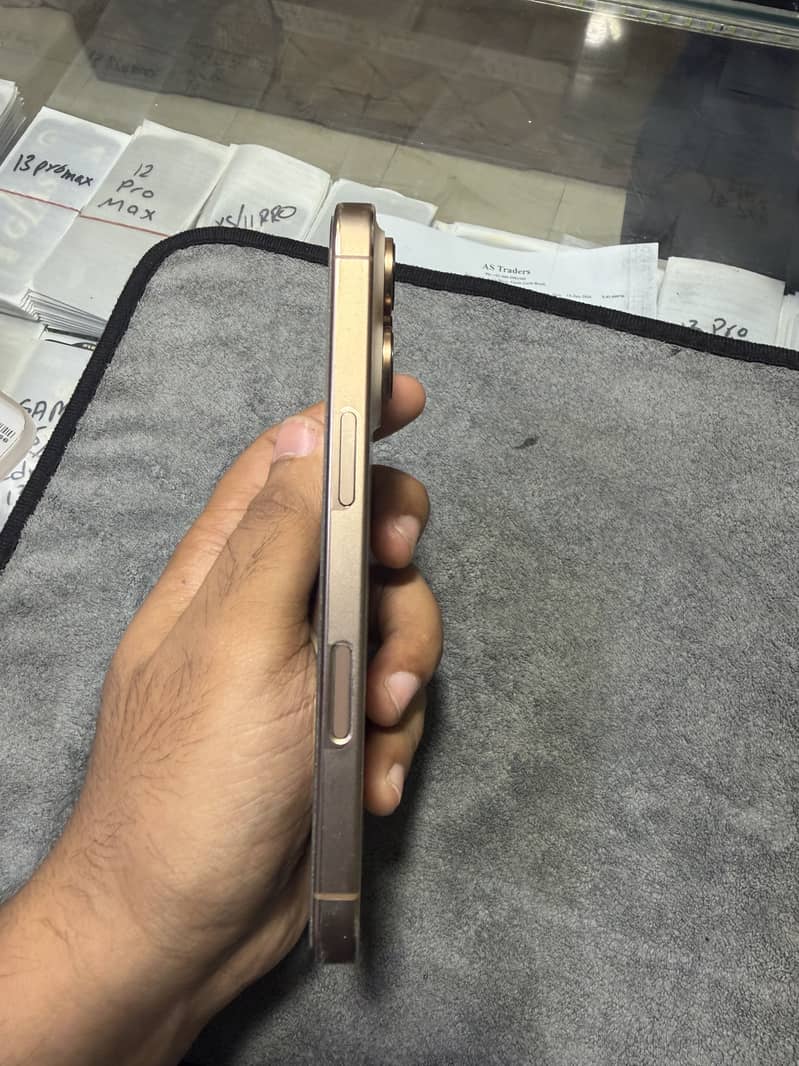 Apple iPhone 16 Pro 3