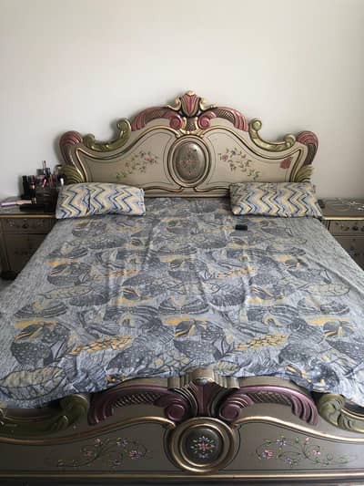 Bed with 2 side tables