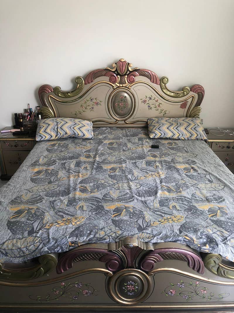 Bed with 2 side tables 0