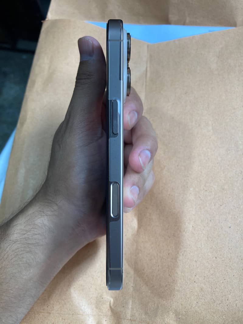 Apple iPhone 16 Pro 1